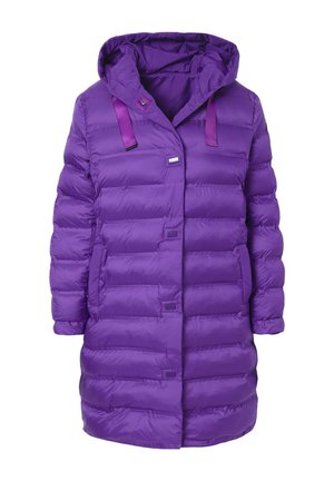 Manteau rembourré violet avec capuche, présentant un matelassage horizontal, des fermetures à pression et des bretelles contrastantes. Tissu lisse et brillant avec un design léger.