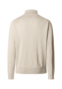 Beżowy, długi sweter z dzianiny z długim rękawem, stójką i prążkowanymi mankietami oraz dołem, pokazany od tyłu.