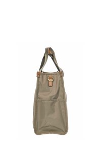 Sac en tissu vert de forme triangulaire, avec des accents en cuir et un détail en métal. Il dispose d'une fermeture éclair unique et d'une poche latérale.