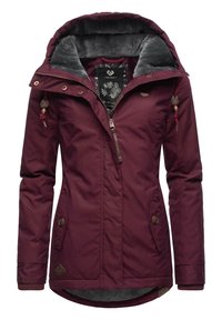 Bordeauxroter wasserdichter Mantel mit einem fleecegefütterten Kapuzen, durchgehendem Reißverschluss, zwei seitlichen Taschen und elastischen Bündchen für zusätzlichen Komfort.