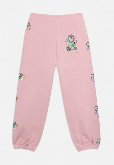 Világos rózsaszín melegítőnadrág elasztikus mandzsettával és derékkal, színes virág- és kígyómintákkal díszítve, hátul nyomott zsebbel.