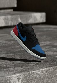 Ikke valgt, black/summit white/true blue/varsity red/cement grey