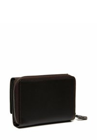 Portafoglio in pelle nera con chiusura a cerniera, forma rettangolare, texture liscia e cuciture a contrasto lungo i bordi.