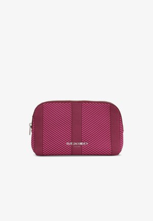 Obdélníková kapsa na zip v bordó a růžové barvě s diagonálním pruhovaným vzorem a logem „ILSE JACOBSEN“ uprostřed zepředu.