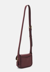 COACH TAB MESS BURNISHED AMBER ONE - Taška cez plece - wine