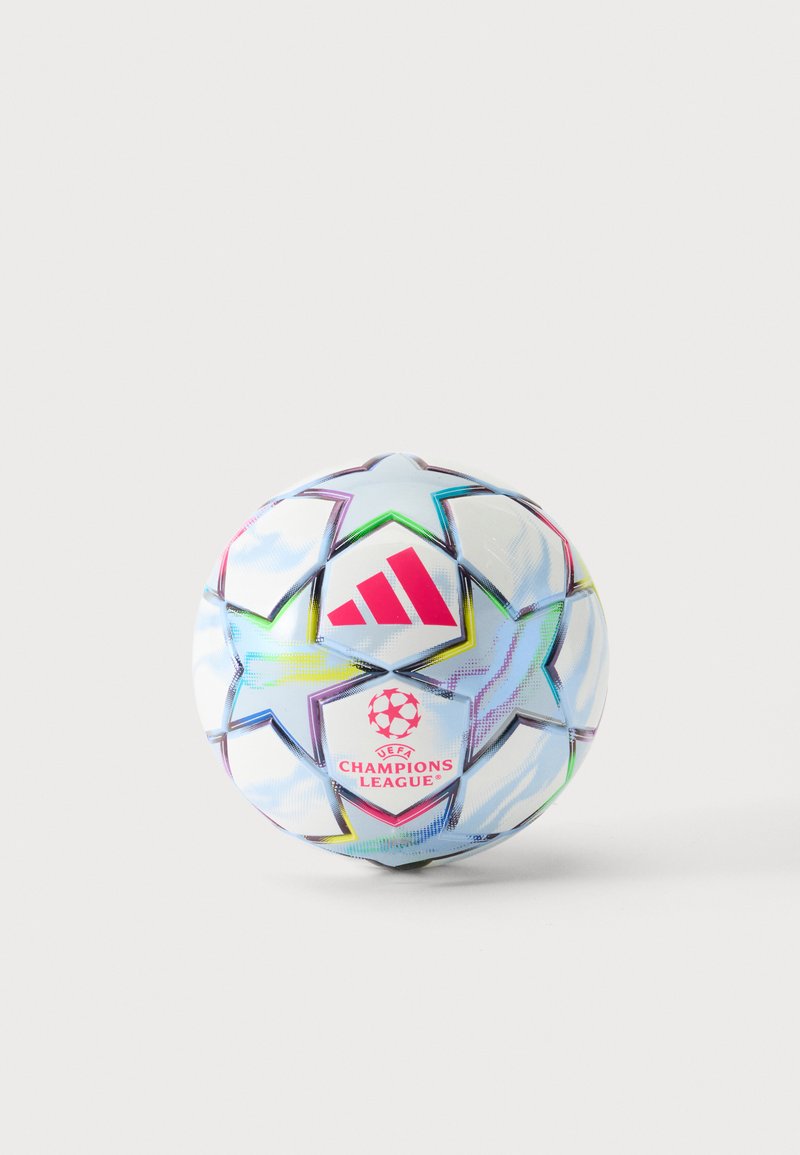 Άσπρη μπάλα ποδοσφαίρου Adidas UEFA Champions League με πολύχρωμα μοτίβα αστεριών και ροζ λογότυπα, τοποθετημένη σε απλό ανοιχτό φόντο.