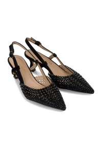 Décolleté nere con punta a contrasto, adornate con borchie nere, caratterizzate da un tacco a blocco basso e un morbido materiale in suede.