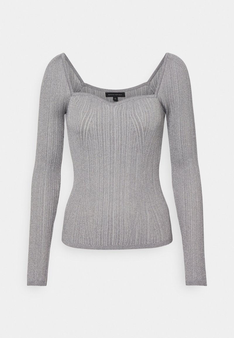 Haut gris à manches longues côtelées avec un col carré, fabriqué dans un tissu texturé, présentant un léger éclat et une coupe ajustée qui épouse la silhouette.