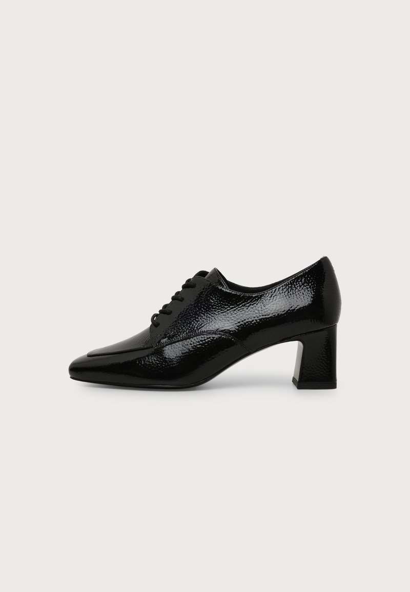 Chaussure noire en cuir verni à petit talon, avec lacets à l'avant et talon carré, vue de profil sur fond blanc.