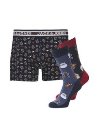 Zwei-Paket-Set mit marineblauen Boxershorts im Lebkuchenmännchen-Muster und zwei Socken in Dunkelblau und Burgunderrot mit festlichen Designs und Akzenten.
