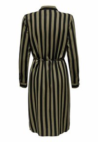 Robe rayée en vert olive et noir, dotée de manches longues, d'un col et d'une taille ceinturée. Texture lisse avec des rayures verticales.