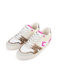 Zapatillas blancas y beige con acentos de estampado de leopardo, detalles en rosa, capas texturizadas y una suela de goma suave. Diseño con cordones y puntera redondeada.