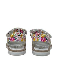 Sandali per bambini con un motivo floreale bianco su uno sfondo rosa, giallo e verde, realizzati in materiale sintetico, con cinturino regolabile e suola in gomma bianca.