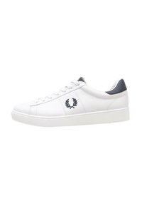 Sneaker in pelle bianca con una superficie liscia, profilo basso, design con lacci e accentuazione del tallone in blu navy. Presenta un logo vicino ai lacci.