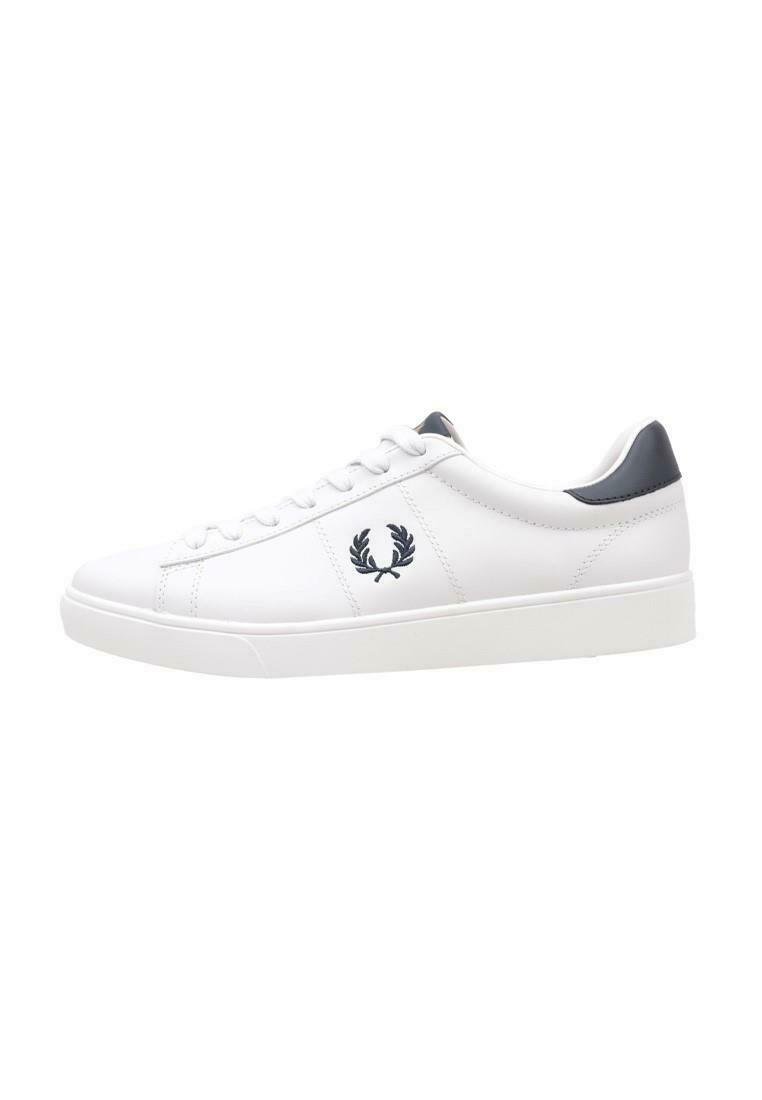 Sneaker in pelle bianca con una superficie liscia, profilo basso, design con lacci e accentuazione del tallone in blu navy. Presenta un logo vicino ai lacci.