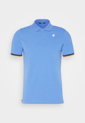 Lichtblauw poloshirt met korte mouwen en twee knopen, met contrasterende marineblauwe en gele biezen op de mouwen en een klein wit logo op de linkerborst.
