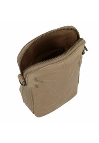 Borsa in pelle beige con design embosso. Presenta una chiusura a zip e una fodera interna morbida. Forma compatta e rettangolare con hardware minimale.