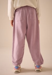 Next REGULAR FIT - BARREL  JOGGERS - Verryttelyhousut - pink washed