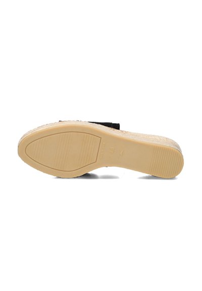 Zwarte sandaal met een geweven espadrille zool, voorzien van een gestructureerde rubberen buitenzool en een gladde binnenvoering. Eenvoudig, plat ontwerp.