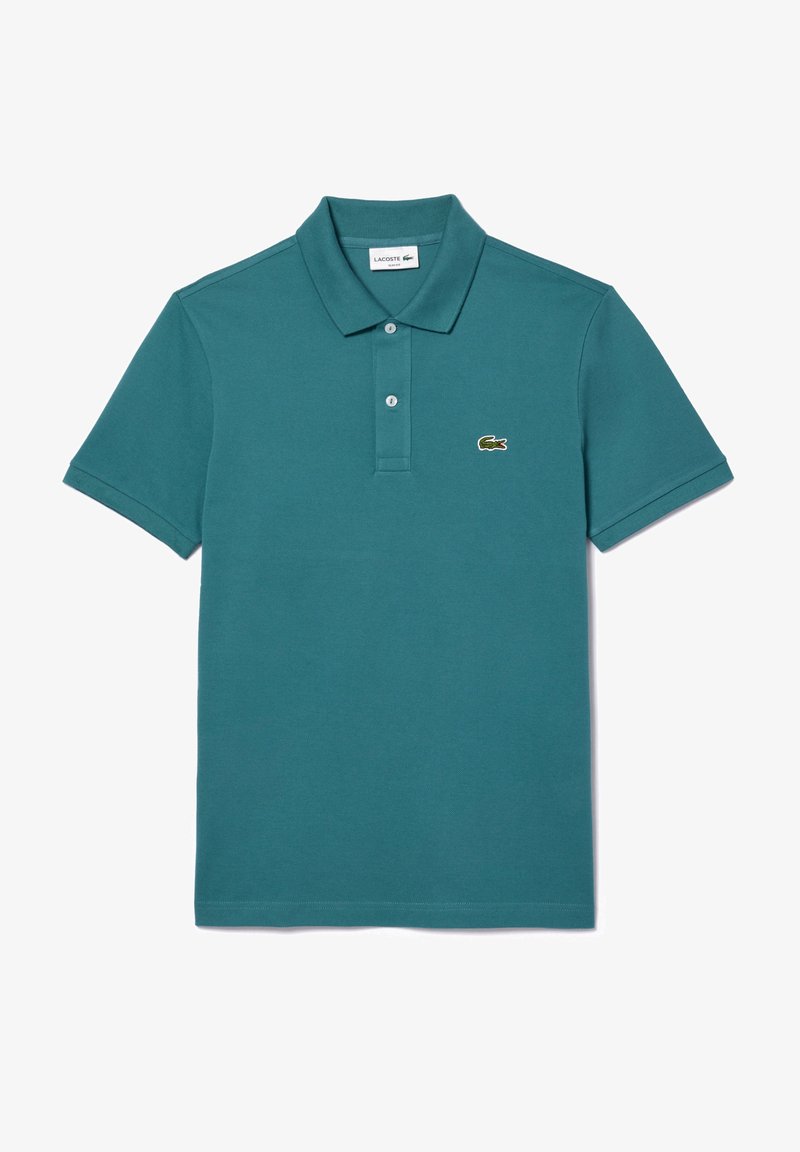 Zielona koszulka polo wykonana z bawełny, z kołnierzykiem, trzema guzikami i haftowanym zielonym logo Lacoste na piersi.
