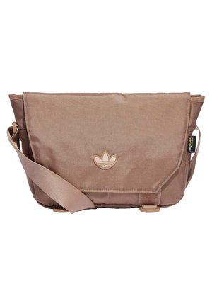 Brun crossbody messenger taske med justerbar rem og flaplukning, med syet Adidas trefoil logo og Cordura stofmærke.