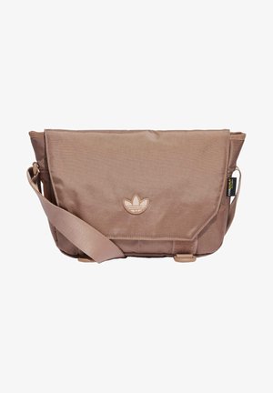 Brązowa torba listonoszka na ramię z regulowanym paskiem i klapką, z naszywanym logo Adidas trefoil oraz metką z materiału Cordura.