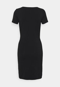 Robe noire ajustée, manches courtes, longueur au genou, avec un col rond simple, vue de dos sur un fond blanc uni.