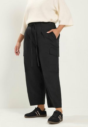 Yours Clothing, PLUS SIZE CARGO TROUSERS - Pantalon cargo - black