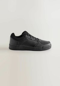 Baskets noires en simili cuir, avec un design à lacets, un bout rond, un col rembourré et une semelle en caoutchouc texturé pour l'adhérence.