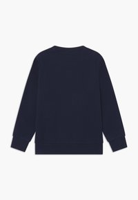 Mörkblå långärmad sweatshirt liggande platt, som visar baksidan, med ribbade ärmslut och nederkant på en vit bakgrund.