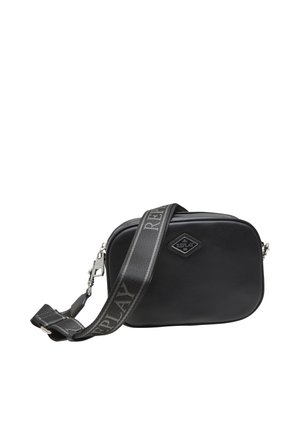 Bolso bandolera rectangular negro con una correa ancha ajustable que presenta el texto "REPLAY" y un pequeño logo con forma de diamante en la parte frontal.