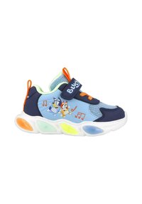 Zapatillas deportivas infantiles azules con una mezcla de malla y materiales sintéticos, que cuentan con una suela blanca y acentos coloridos que iluminan. Decoradas con personajes de dibujos animados.