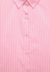 Camicia rosa chiaro con bottoni, con strisce verticali bianche, dotata di colletto a punta e sei bottoni davanti, texture liscia.
