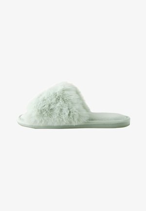 Pantufla suave de color verde claro, con puntera abierta, parte superior de piel sintética esponjosa y suela plana, diseñada para uso en interiores.