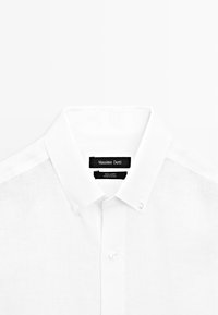 Wit linnen overhemd met knopen, een knoopkraag en een zwart Massimo Dutti merklabel binnen in de hals.