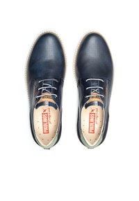 Chaussures en cuir navy à lacets avec texture perforée, semelle claire contrastante et intérieur rembourré. Comprend une semelle intérieure de marque et des lacets ton sur ton.
