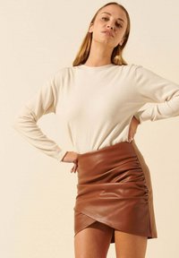 BENOA LAURETTE - Minijupe - brun camel