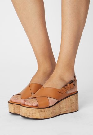 CLAUDIA - Keilsandalette - cognac