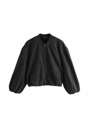 Fekete bomberdzseki elöl cipzárral, elasztikus szegélyekkel és derékrésszel, valamint két oldalsó zsebbel, fehér háttéren bemutatva.