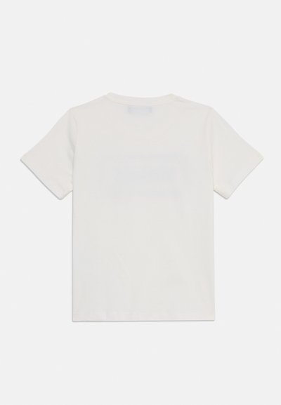 Kortärmad vit bomull T-shirt med rund halsringning. Slät textur, enkel design, inga synliga grafiker eller mönster på baksidan.