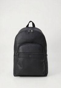 Zwarte leren rugzak met een gestructureerd oppervlak, afgeronde bovenkant, voorkant ritstas en verstelbare schouderbanden. Voorzien van het "HUGO"-logo aan de voorkant.