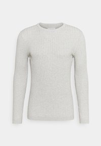 Maglione a maniche lunghe grigio chiaro a coste con scollo rotondo; presenta sottili strisce verticali e tessuto morbido e testurizzato. Nessun elemento metallico visibile.