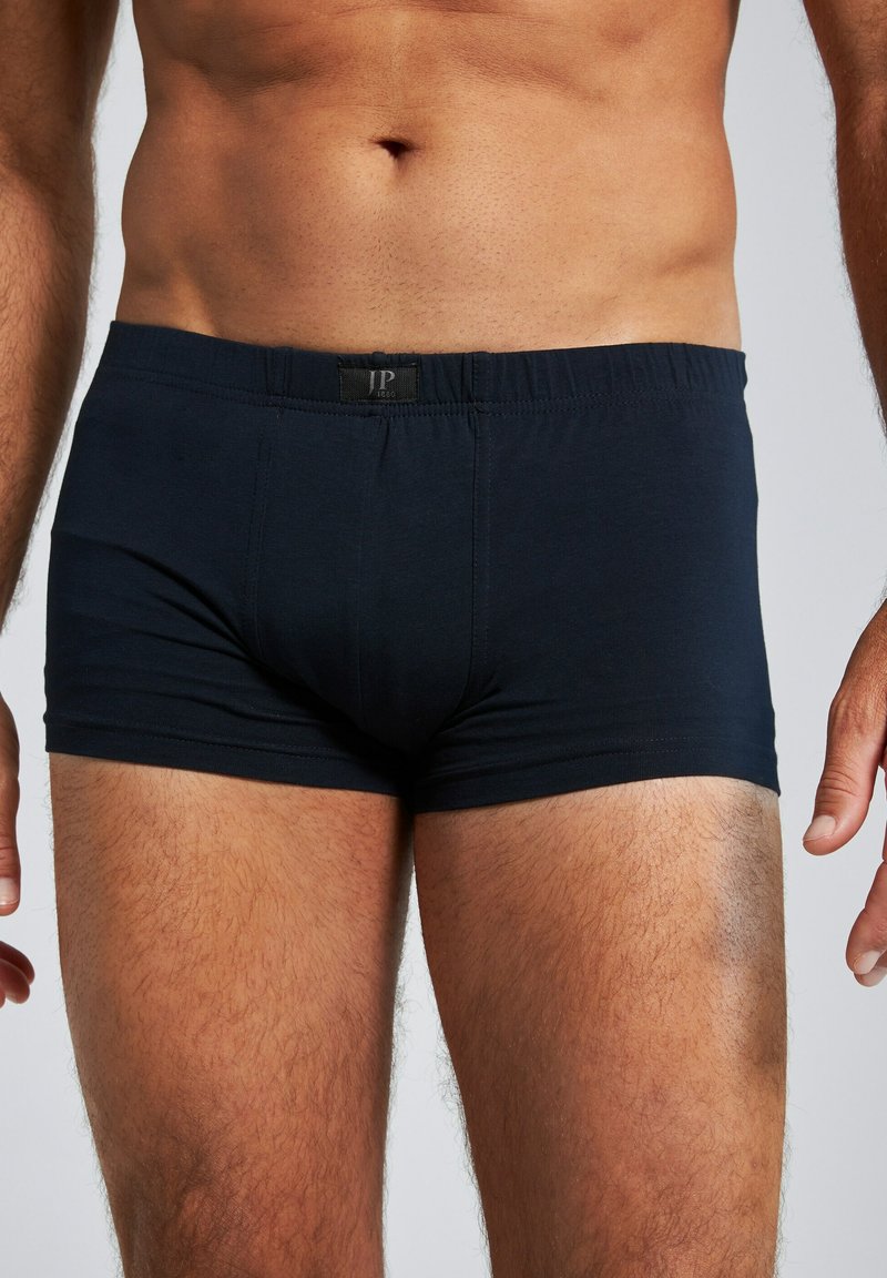 Bóxer para hombre en azul marino, confeccionado en tejido suave, con una cómoda cinta elástica en la cintura y un diseño ajustado que cuenta con detalles de costura en la parte frontal.
