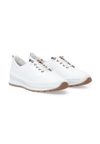 Weiße Ledersneaker mit runder Spitze, Schnürung vorne, silberne Ösen und einer hellbraunen Gummisohle. Mit genähten Details an den Seiten.
