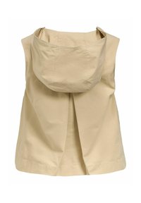 Manteau sans manches beige avec une grande capuche et un pli plat dans le dos, en tissu lisse.