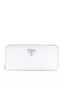 Portafoglio bianco texturizzato con chiusura a zip, caratterizzato da una prominente placca logo dorata a forma triangolare e un design a motivo a griglia.