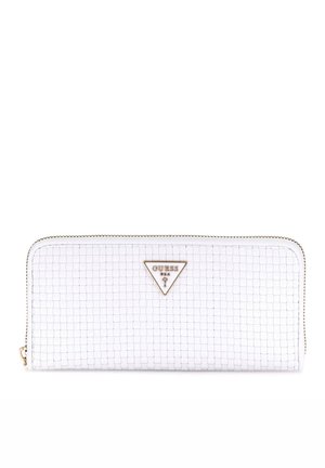 Portafoglio bianco texturizzato con chiusura a zip, caratterizzato da una prominente placca logo dorata a forma triangolare e un design a motivo a griglia.