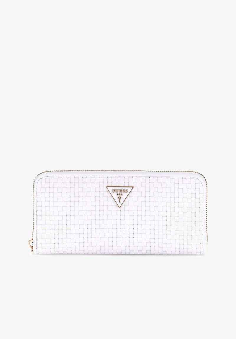 Portafoglio bianco texturizzato con chiusura a zip, caratterizzato da una prominente placca logo dorata a forma triangolare e un design a motivo a griglia.