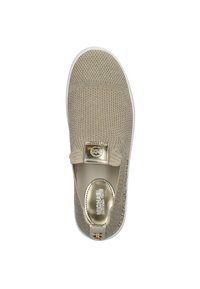 Scarpa beige in maglia senza lacci con superficie testurizzata, dettaglio in hardware dorato e suola in gomma bianca. L'etichetta riporta "Michael Kors."
