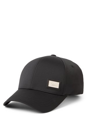 Zwarte baseballpet met zes panelen, gebogen klep en rechthoekige metalen logoplaat op het voorpaneel.